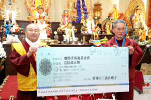 圖為三義雷藏寺住持洪兆基講師代表捐贈10萬台幣，贊助「盧勝彥佈施基金會」後與蓮生法王合影