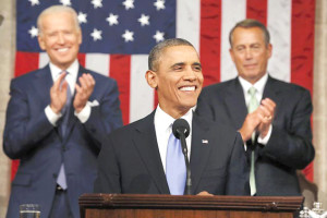 開心寫在臉上美國總統歐巴馬（中）28日對國會參眾兩院發表年度國情咨文演說。演說結束時，副總統拜登（左）和眾院議長貝納（右）起立鼓掌。