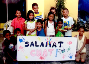 圖為菲國兒童表達感謝賑災
