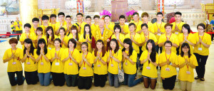 2014年4月26日、27日，在台灣雷藏寺所舉行的首屆「大專超生命活力成長營」，由真佛宗博士教授團授課，精彩成功。圖為盧師尊與活力成長營學員合影。