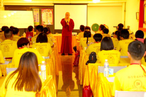2014年4月26日、27日，在台灣雷藏寺所舉行的首屆「大專超生命活力成長營」，由真佛宗博士教授團授課，精彩成功。圖為蓮耶上師上課一景