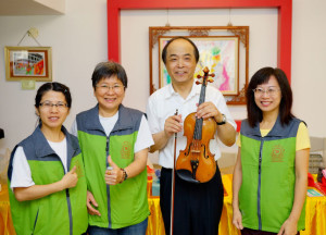 2014年4月26日、27日，在台灣雷藏寺所舉行的首屆「大專超生命活力成長營」，由真佛宗博士教授團授課，精彩成功。圖為麥韻簧教授與義工合影