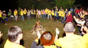 2014年4月26日、27日，在台灣雷藏寺所舉行的首屆「大專超生命活力成長營」，由真佛宗博士教授團授課，精彩成功。圖為慧君上師帶領營火晚會活動