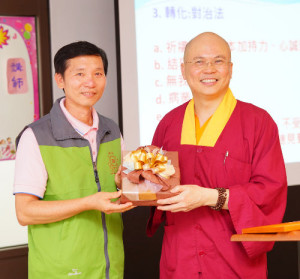 2014年4月26日、27日，在台灣雷藏寺所舉行的首屆「大專超生命活力成長營」，由真佛宗博士教授團授課，精彩成功。圖為頒發小禮物感謝授課的蓮寧上師