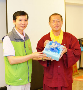 2014年4月26日、27日，在台灣雷藏寺所舉行的首屆「大專超生命活力成長營」，由真佛宗博士教授團授課，精彩成功。圖為頒發小禮物感謝授課的蓮花程祖上師。