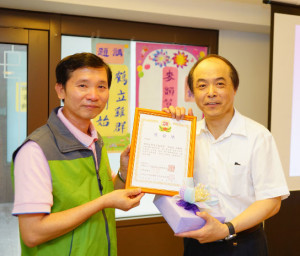 2014年4月26日、27日，在台灣雷藏寺所舉行的首屆「大專超生命活力成長營」，由真佛宗博士教授團授課，精彩成功。圖為頒發感謝狀及小禮物感謝授課的麥韻簧教授