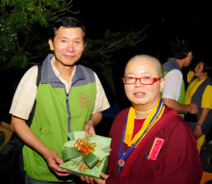 2014年4月26日、27日，在台灣雷藏寺所舉行的首屆「大專超生命活力成長營」，由真佛宗博士教授團授課，精彩成功。圖為頒發小禮物感謝授課的蓮花慧君上師