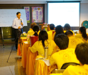2014年4月26日、27日，在台灣雷藏寺所舉行的首屆「大專超生命活力成長營」，由真佛宗博士教授團授課，精彩成功。圖為朱時宜教授授課一景。