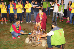 2014年4月26日、27日，在台灣雷藏寺所舉行的首屆「大專超生命活力成長營」，由真佛宗博士教授團授課，精彩成功。圖為慧君上師帶領營火晚會活動一景