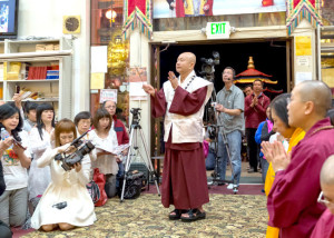 2014年9月13日，蓮生法王主持美國西雅圖雷藏寺觀世音菩薩本尊法同修。圖為師尊做總加持。p1022-03-03