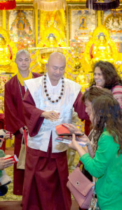 2014年9月13日，蓮生法王主持美國西雅圖雷藏寺觀世音菩薩本尊法同修。圖為盧師尊摩頂加持弟子。p1022-04-02