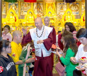 2014年9月13日，蓮生法王主持美國西雅圖雷藏寺觀世音菩薩本尊法同修。圖為盧師尊摩頂加持弟子。p1022-04-03
