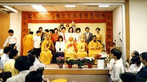 圖為1986年6月，聖尊首度蒞臨溫哥華華僑小學弘法。前排坐者右起：果賢和尚、蓮世上師、聖尊、師母和蓮主上師。後排站立者右起第五位即薛師姐。