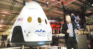 美國航空暨太空總署將與航太業新星SpaceX合作，開發新一代航空器「太空計程車」，送太空人到國際太空站。圖為SpaceX執行長馬斯克在加州發表白色的載人太空船「天龍2號」。p1022-a4-08