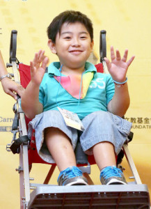 就讀國小五年級的玻璃娃娃阿圖，獲頒「第三屆發現台灣生命小勇士」獎。他宣示未來一定能靠著自己的雙手完成夢想。p1022-a6-03