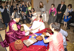 許茹芸在首爾舉行韓國傳統婚禮。家人往布上丟「紅棗」和「栗子」，象徵早生貴子。p1022-a8-04