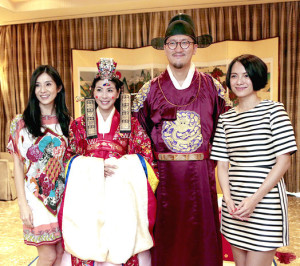 許茹芸在首爾舉行韓國傳統婚禮。圖為好友楊采妮、李心潔與新人合影。p1022-a8-07