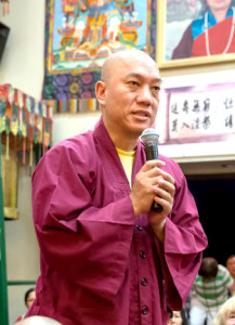 2014年9月20日，蓮生法王主持美國西雅圖雷藏寺週末同修會，同修本尊為地藏王菩薩。圖為善信貴賓向盧師尊問安及自我介紹。p1023-02-02C