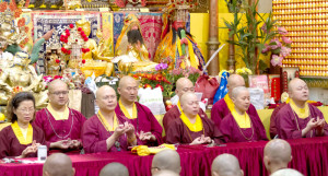 2014年9月20日，蓮生法王主持美國西雅圖雷藏寺週末同修會，同修本尊為地藏王菩薩。圖為坐於大殿龍邊護持的上師團。p1023-02-03