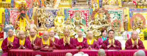 2014年9月20日，蓮生法王主持美國西雅圖雷藏寺週末同修會，同修本尊為地藏王菩薩。圖為坐於大殿虎邊護持的上師團。p1023-02-04