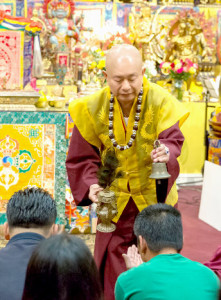 2014年9月20日，蓮生法王主持美國西雅圖雷藏寺週末同修會，同修本尊為地藏王菩薩。圖為盧師尊賜授皈依灌頂。p1023-02-06
