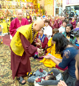 2014年9月20日，蓮生法王主持美國西雅圖雷藏寺週末同修會，同修本尊為地藏王菩薩。圖為盧師尊賜授皈依灌頂。p1023-02-08