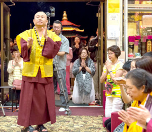 2014年9月20日，蓮生法王主持美國西雅圖雷藏寺週末同修會，同修本尊為地藏王菩薩。圖為盧師尊做總加持。p1023-03-01