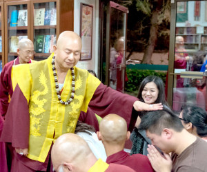 2014年9月20日，蓮生法王主持美國西雅圖雷藏寺週末同修會，同修本尊為地藏王菩薩。圖為蓮生法王摩頂加持善信佛子。p1023-03-04
