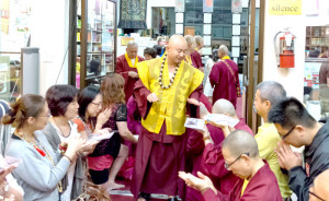 2014年9月20日，蓮生法王主持美國西雅圖雷藏寺週末同修會，同修本尊為地藏王菩薩。圖為蓮生法王摩頂加持善信佛子。p1023-03-05