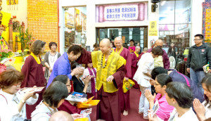 2014年9月20日，蓮生法王主持美國西雅圖雷藏寺週末同修會，同修本尊為地藏王菩薩。圖為蓮生法王摩頂加持善信佛子。p1023-03-06
