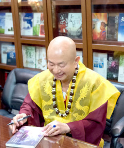 2014年9月20日，蓮生法王主持美國西雅圖雷藏寺週末同修會，同修本尊為地藏王菩薩。同修後，舉行法王作家蓮生活佛盧勝彥簽書會。圖為盧師尊為書迷簽書。p1023-04-02