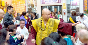 2014年9月20日，蓮生法王主持美國西雅圖雷藏寺週末同修會，同修本尊為地藏王菩薩。圖為師尊摩頂加持弟子。p1023-04-03