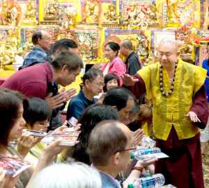 2014年9月20日，蓮生法王主持美國西雅圖雷藏寺週末同修會，同修本尊為地藏王菩薩。圖為蓮生法王慈悲加持弟子。p1023-05-02