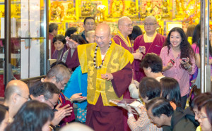 2014年9月20日，蓮生法王主持美國西雅圖雷藏寺週末同修會，同修本尊為地藏王菩薩。圖為蓮生法王慈悲加持弟子。p1023-05-03