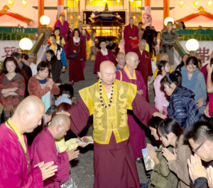 2014年9月20日，蓮生法王主持美國西雅圖雷藏寺週末同修會，同修本尊為地藏王菩薩。圖為蓮生法王慈悲加持弟子。p1023-05-04