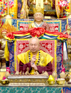 2014年9月20日，盧師尊主持美國西雅圖雷藏寺週末同修會，同修本尊為地藏王菩薩。圖為蓮生法王手結勾召印。p1023-06-01