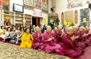 2014年9月20日，蓮生法王主持美國西雅圖雷藏寺週末同修會，同修本尊為地藏王菩薩。圖為善信虔心共修。p1023-06-02