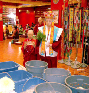 2014年10月11日，加拿大溫哥華華光雷藏寺舉行一場慈悲放生法會，由住持蓮慈金剛上師主壇，法師助教團護持。圖為蓮慈上師加持灑淨放生物。p1030-13-03