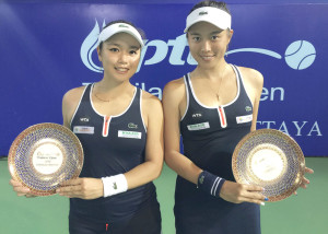 泰國芭達雅女網賽日前上演雙打決賽，台灣姐妹檔詹詠然（左）和詹皓晴（右）以2比6、6比4、10比3擊敗日本選手青山修子和泰國的塔瑪琳（Tamarine Tanasugarn）封后。p1044-a4-01