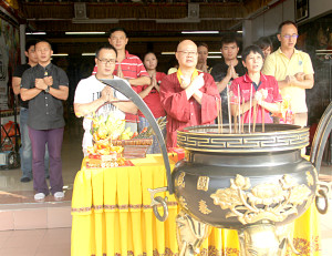 圖為馬來西亞密教總會總會長蓮太金剛上師與拍攝劇組人員主持開鏡儀式p1045-15-01