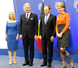 比利時王室拜會歐盟理事會。右起為膝蓋受傷的比利時王后瑪蒂爾德、歐盟理事會主席圖斯克、比利時國王菲利普、圖斯克的夫人瑪格瑞塔。p1045-a4-08