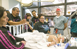 美國德州一對去年出世的胸腔及腹部相連的雙胞胎女嬰，本月初接受26小時的複雜手術後，分割成功，創下全球首例。《每日郵報》報導，女嬰娜塔莉（Knatalye Hope Mata）與艾德琳（Adeline Faith Mata），共用肺、肝臟、橫隔膜、盆骨、腸道及心血管，去年4月11日出生以來一直留在德州兒童醫院加護病房。經過半年觀察，醫生認為她們適合接受分割手術，花一個多月伸展她們的皮膚，以縫補手術造成的大傷口p1045-a6-04