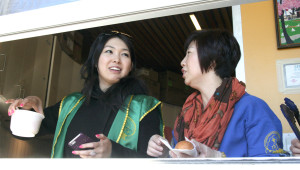 圖為溫哥華華光功德會義工在日本公園派送熱食給街頭遊民p1046-13-05A