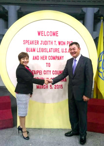 圖為關島議長Judith Won Pat女士與台北市市議會副議長陳錦祥先生合影p1047-13-04