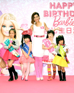 Selina日前出席芭比公益活動，談到每個女孩所喜歡的芭比娃娃，Selina開心表示，自己從小就非常喜歡芭比。p1047-a6-02