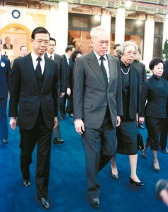 一九八八年秋天，前總統蔣經國過世出殯，時任新加坡總理的李光耀（中）率領全體閣員來台悼念，神情充滿不捨。 p1049-a4-02B