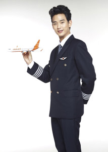韓星金秀賢穿上機長制服帥氣挺拔，拿著飛機模型吸引旅客。他日前化身帥氣機長，為航空公司拍攝宣傳照。p1050-a5-01