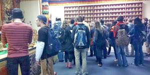 圖為大學生參訪芝城雷藏寺p1051-15-08