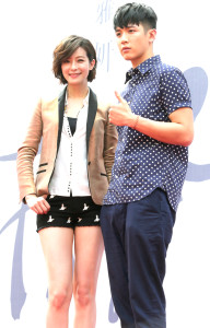 藝人賴雅妍（左）日前在台北市西門町舉行新專輯「FACE」簽唱會，藝人柯震東（右）特地前來站台。p1051-a5-04