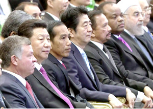 亞非峰會在雅加達揭幕，中國大陸國家主席習近平（左2）、日本首相安倍晉三（左4），分別坐在東道主印尼總統佐科威（左3）兩側。p1053-a4-02